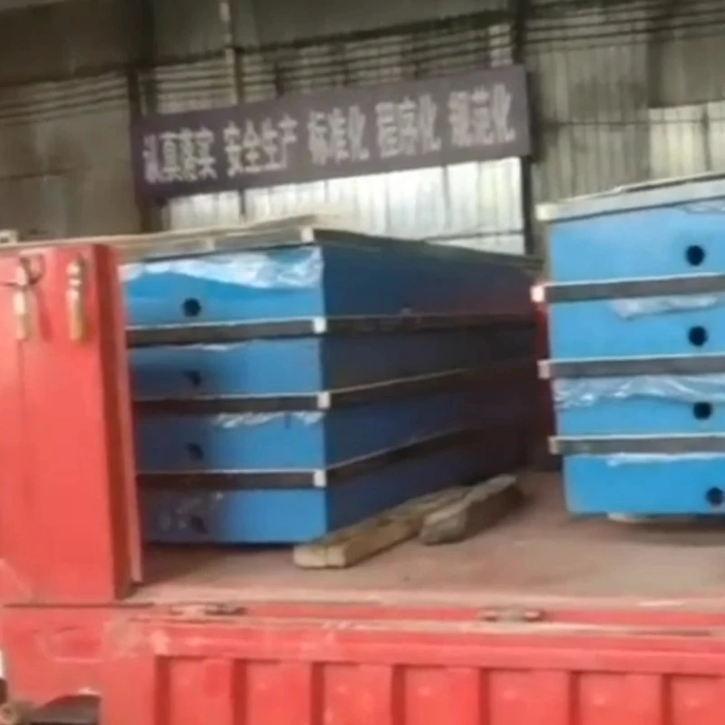 Tretti Pieces of Cast Iron Inspection Platforms blir lastet ned til lastebilen for utstyr